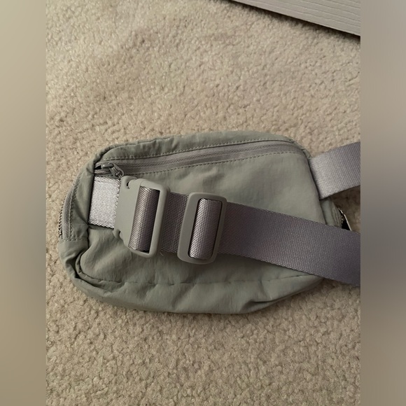 Lululemon Original Strap  Everywhere Belt Bag EBB Seal Gray Grey Silver - Picture 3 of 4